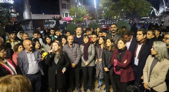 Siyasi parti temsilcileri Êlih’ten seslendi: Kayyım hırsızlıktır