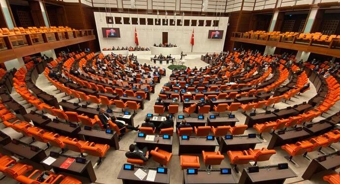 DEM Parti: Êlîh’te siyah cerrahi maskeler takanları bakanlık mı görevlendirdi?