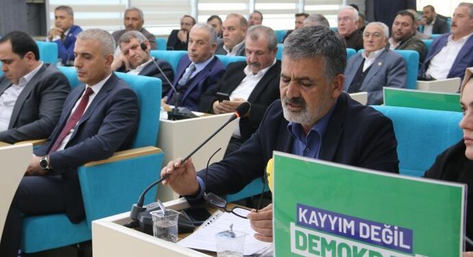 Riha Büyükşehir Belediye Meclis toplantısında kayyım protestosu