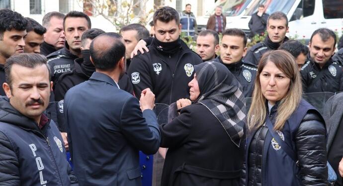 Xelfetî’de DEM Partili Meclis üyelerinin belediyeye girişine polis engeli!