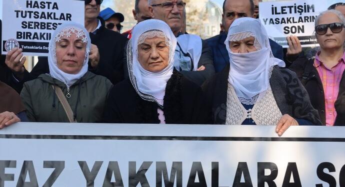 Cezaevi önünde tahliyelerin engellenmesi protesto edildi