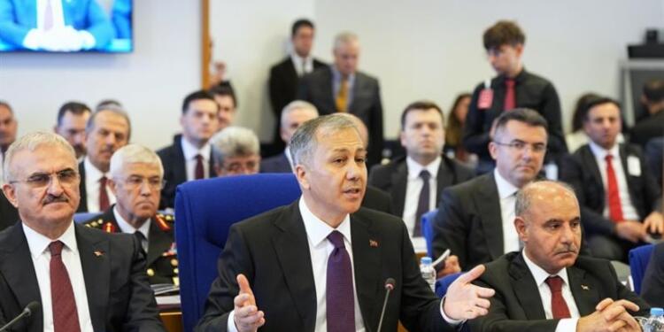 İçişleri Bakanı katledilen kadınları suçladı