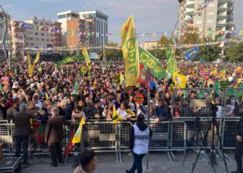 Binler Êlih’te özgürlüğü haykırdı: İmralı kapılarını açın