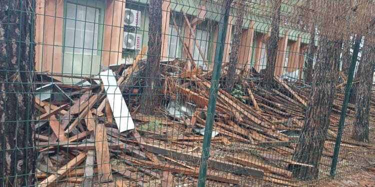 Adana’da hastaneyi su bastı