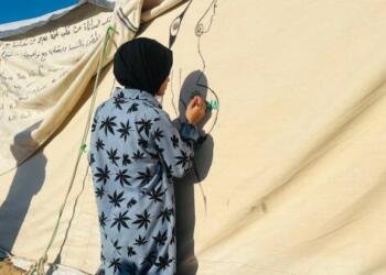 Filistinli Alâa Saada kadınların yaşadıklarını çadırlara resmediyor