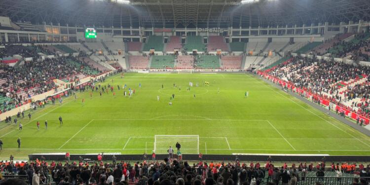 Amedspor taraftarından Êlih ve Xelfetî direnişlerine destek