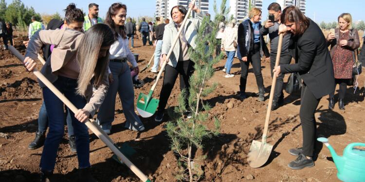 Amed’de katledilen kadınlar için fidan dikildi