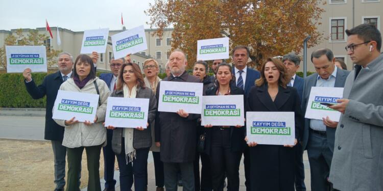DEM Parti İçişleri Bakanlığı önünde: Halk iradesine darbe yapıldı