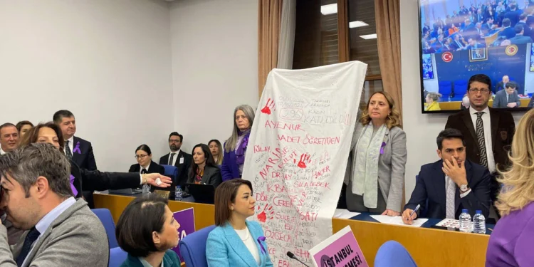Aile Bakanı’na Meclis’te kadın cinayetleri protestosu