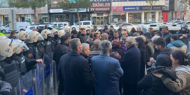 Êlih’te eşbaşkanların belediyeye girişleri engellendi