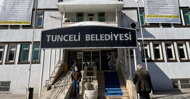 Dersim’de Meclis Üyesi’nden kayyım protestosu