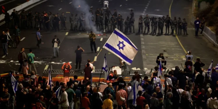 Gallant’ın görevden alınması Tel Aviv’de protesto edildi