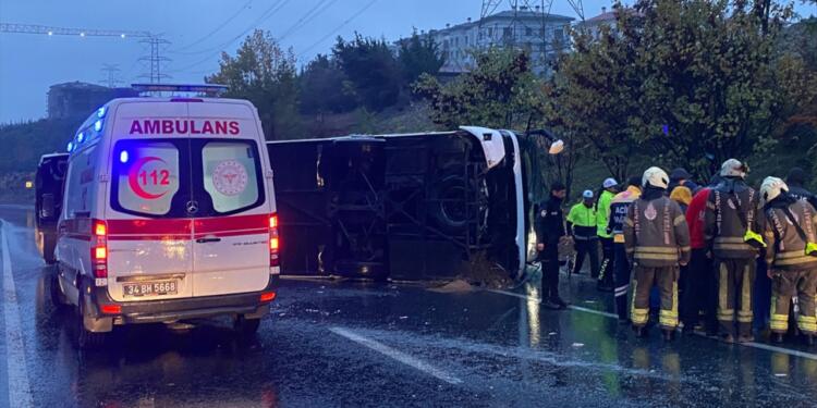 Yolcu otobüsü devrildi: 2 ölü, biri ağır 15 yaralı
