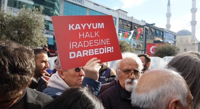 Esenyurt’ta kayyım protestosu: Vekiller belediyeye girdi