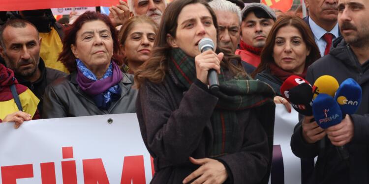 Sönük: Demokrasiye sahip çıkmalıyız