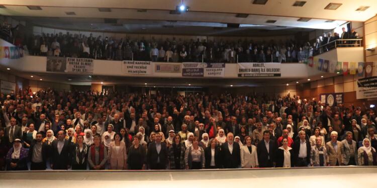 DEM Parti İzmir kongresi: Barış olacaksa taraflar diyalog kurmalı