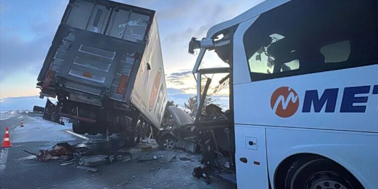 Afyon’da zincirleme kaza: 30 kişi yaralandı