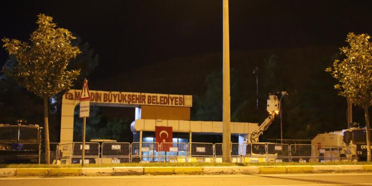 Mêrdîn kayyımı belediye kapısına Mobese yerleştirdi