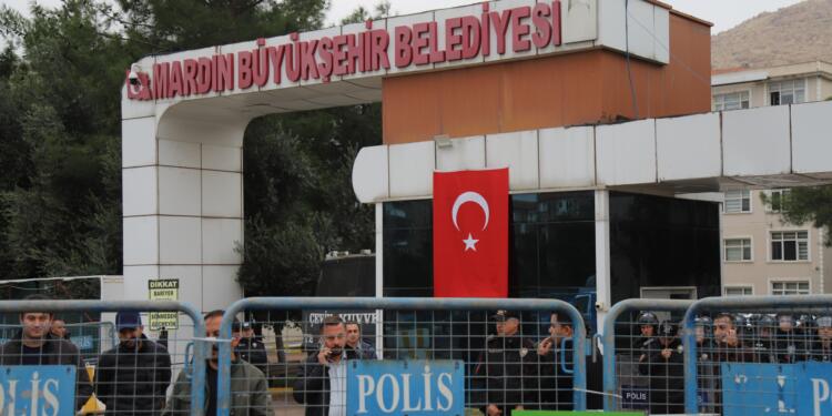 Mêrdîn kayyımı hızını alamamış, Kırklareli’nde yol yapmış!