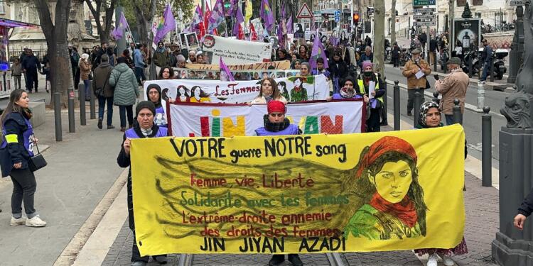 Erkek-devlet şiddetine karşı ‘Jin jiyan azadî’ sloganıyla yürüdüler