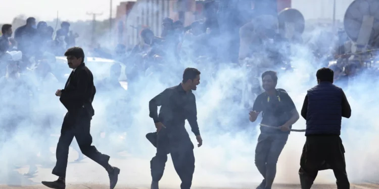 Pakistan’da gösteriler geçici olarak durduruldu