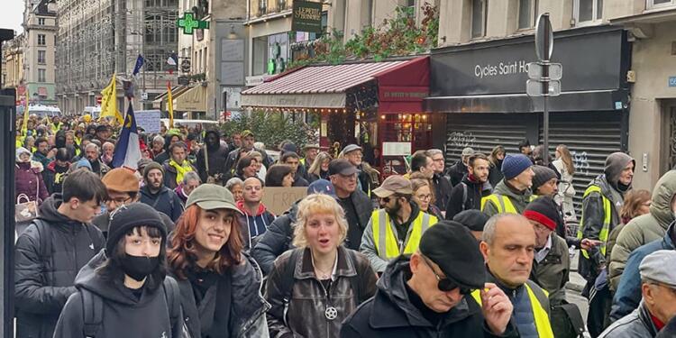 Sarı Yelekliler Fransa’da yeniden sokaklara indi