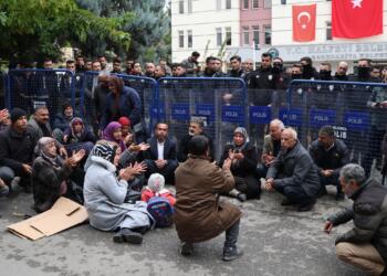 Xelfetî Belediyesi önünde protesto: Seçimle geldik kayyımla gitmeyeceğiz