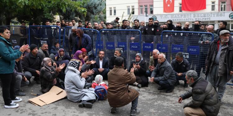 Xelfetî Belediyesi önünde protesto: Seçimle geldik kayyımla gitmeyeceğiz