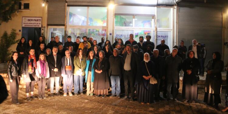 Sanatçılar Xelfetî nöbetine destek verdi