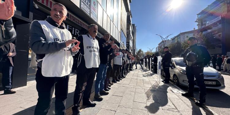 Wan’da kayyım darbesine karşı ‘insan zinciri’