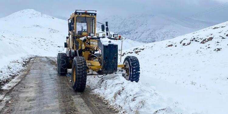 Kar yağışı yaşamı etkiliyor: Eğitime ara verildi, yollar kapandı