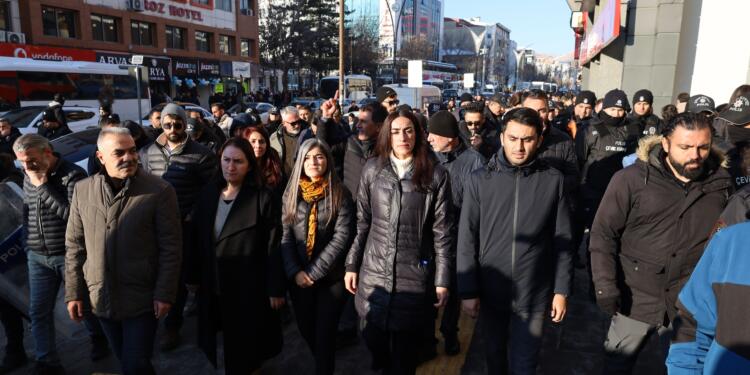 Birçok kentte kayyım protestosu: Halkın belediyelerinden elinizi çekin