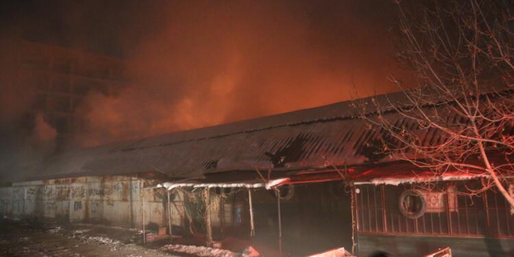 Wan’da yangın: İş yerleri küle döndü