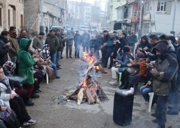 Miksli yurttaşlar soğuk havaya rağmen kayyıma karşı nöbette