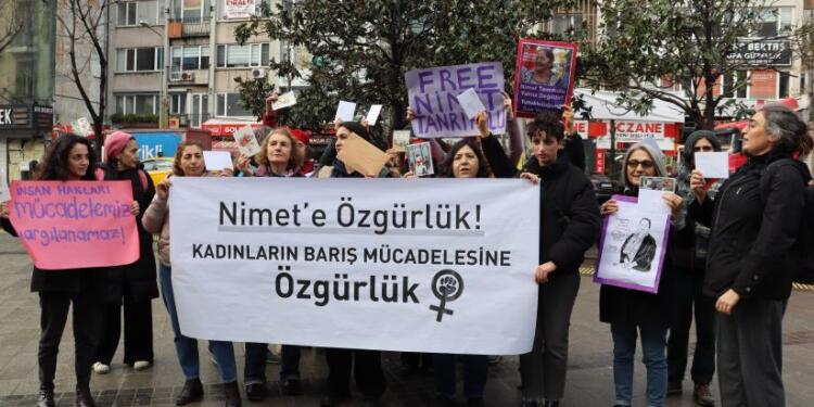 Kadınlar Nimet Tanrıkulu’na kart atma eylemi