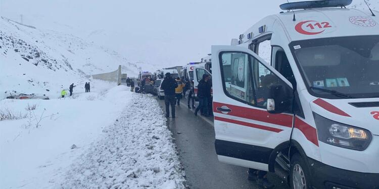Erzincan’da yolcu otobüsü şarampole devrildi