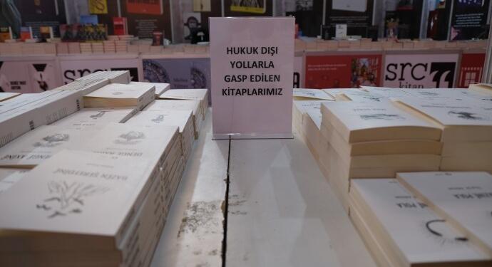 Polislerin fuarda kitap avı devam ediyor