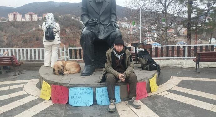 Kayyıma direndiği için yurttan atılan genç açlık grevinde