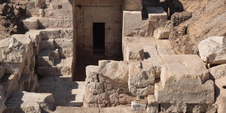Mısır’da 2 bin yıllık tapınak keşfi