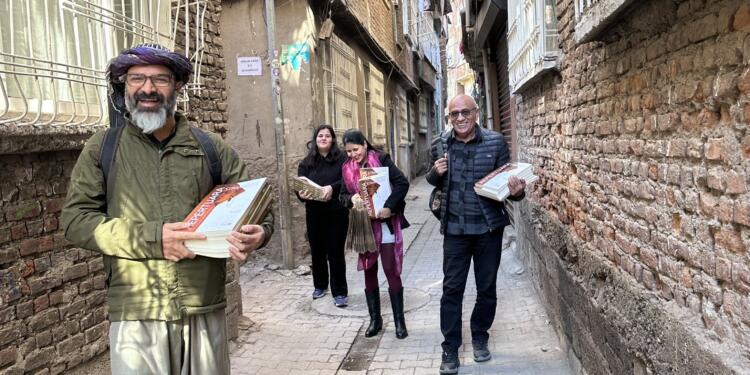 ‘Repertuara Stranbêjiyê’ kitabı Sûr’da çocuklara ulaştırıldı