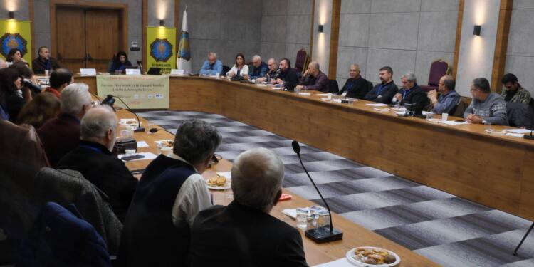 ‘Kürt dili eğitimi ve bugünkü imkanlar ile engeller’ forumu düzenlendi