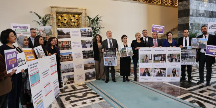 Meclis’te kayyımın usulsüzlükleri sergiyle teşhir edildi