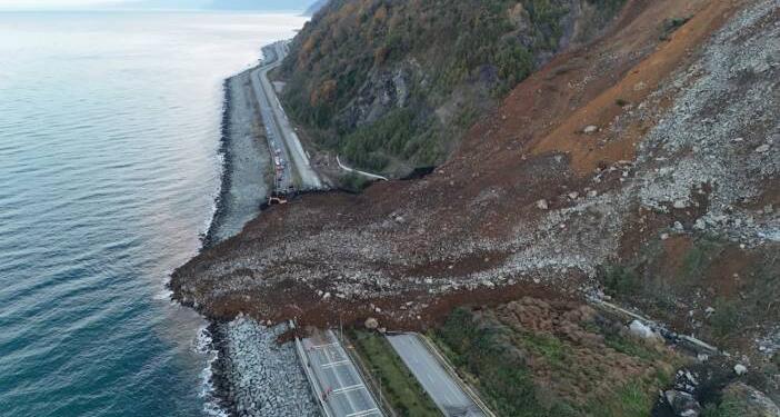 Karadeniz Sahil Yolu, heyelan yüzünden ulaşıma kapandı