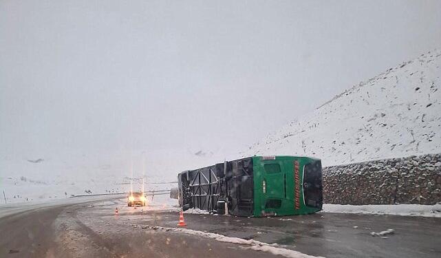 Çewlig’de otobüs devrildi: 2 ölü, 16 yaralı