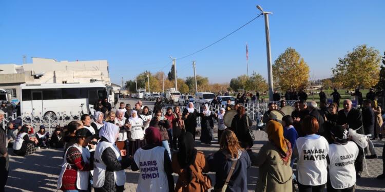 Sanatçılar Qamişlo sınırında açıklama yaptı