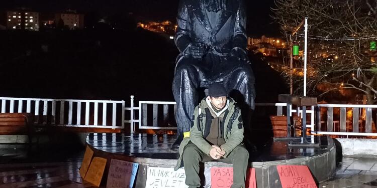 Dêrsim’de yurttan atılan öğrenci eyleme başladı