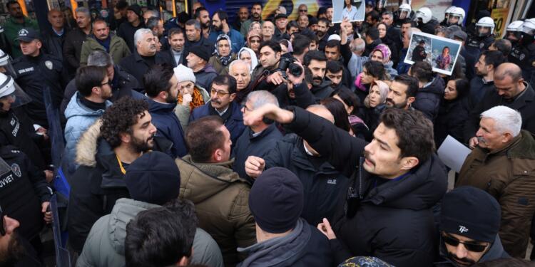 Wan’da protestoya polis saldırısı: 9 gazeteci gözaltında