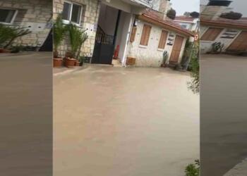 İzmir’de sağanak: Ev ve işyerleri su altında kaldı