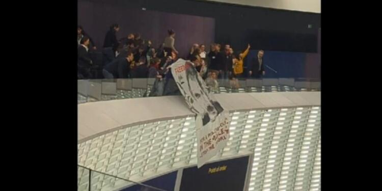 Enternasyonalist gençler AP’yi bastı: Öcalan’a özgürlük istedi