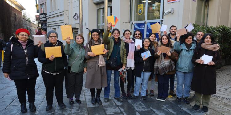 Tutsak gazetecilere kitap ve yeni yıl kartı